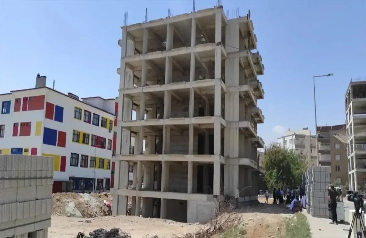 KENDİNİ İHBAR EDİP YIKTIRDI